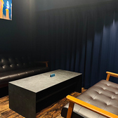 当店では、個室を備えた快適な空間で仲間と気軽にお楽しみいただけます。多彩なお酒を取り揃えておりますので、ゆっくりと語り合い、特別なひとときをお過ごしください。落ち着いたインテリアが、リラックスした雰囲気を演出いたします。