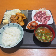 サクッと唐揚げ＆ジンギスカンのW主演。ドリンク付き