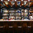 お一人様でもゆったりと楽しめるバーカウンター。お気軽にお立ち寄りください。
