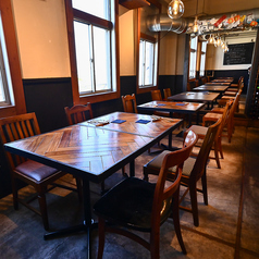 テーブル席にはアクリル板のパーテーションをご用意しております。