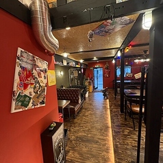 カウンター席はお洒落な店内を満喫しながらお酒やお肉料理を楽しめるお席となっております。おひとり様のご利用はもちろん、デートやご友人とのお食事にもオススメです。