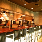 奥行きのあるカウンター席はお一人はもちろん、カップルでもゆったりと過ごせます。