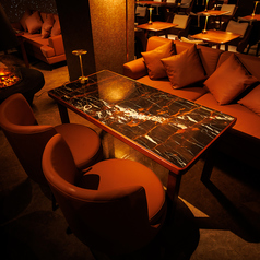 女子会やグループでの集まりならシェフ自慢の創作料理を!間接照明が心地よく灯る店内で、リラックスしたお喋りタイムをお過ごしください。特にゆったり過ごせるソファ席は大変人気のため、事前の予約が必須です。焚火の温かな灯りに癒やされながら、賑やかな夜を。