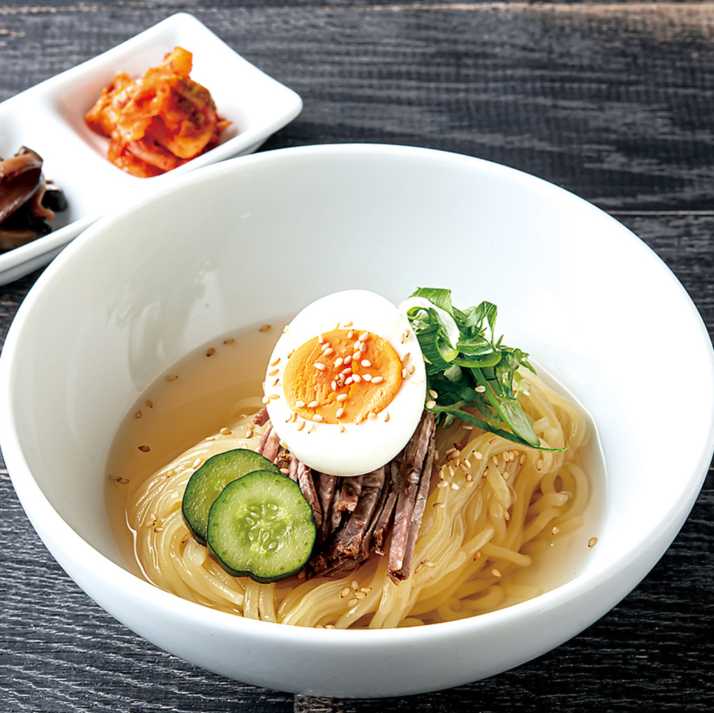 ツルツル、シコシコの「冷麺」は、あっさりとダシの効いた絶品スープが、食事の〆に最適な一杯です。