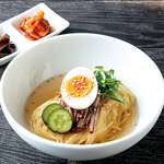 ツルツル、シコシコの「冷麺」は、あっさりとダシの効いた絶品スープが、食事の〆に最適な一杯です。