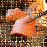 旨みが凝縮された【昆布出汁タン＆上タン】上質なお肉を安く、手軽に楽しめる焼肉居酒屋で食べ比べ◎