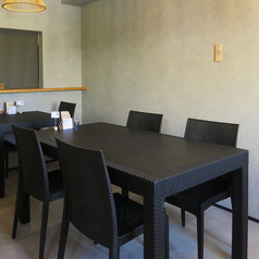 0次会利用やちょい飲みになどにちょうどいいお席です。お料理を囲んで、ゆったりと語らうひとときをお過ごしください◎