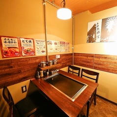 心温まる落ち着いた雰囲気が魅力の当店♪ゆったりしたテーブル席で、リラックスしながら過ごせるのが嬉しい！ご家族様でのご利用やご友人とのお食事にもぴったり♪