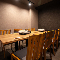 ゆったり5名様～8名様までの個室となっております。ご家族や少人数の会社の集まりに最適な半個室です！周りを気にせず、ゆったりと会話を楽しみながら料理をご堪能ください。