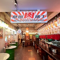 横丁のような空間で乾杯