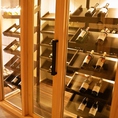 入口にはワインセラーを準備。様々な種類のワインをご用意。