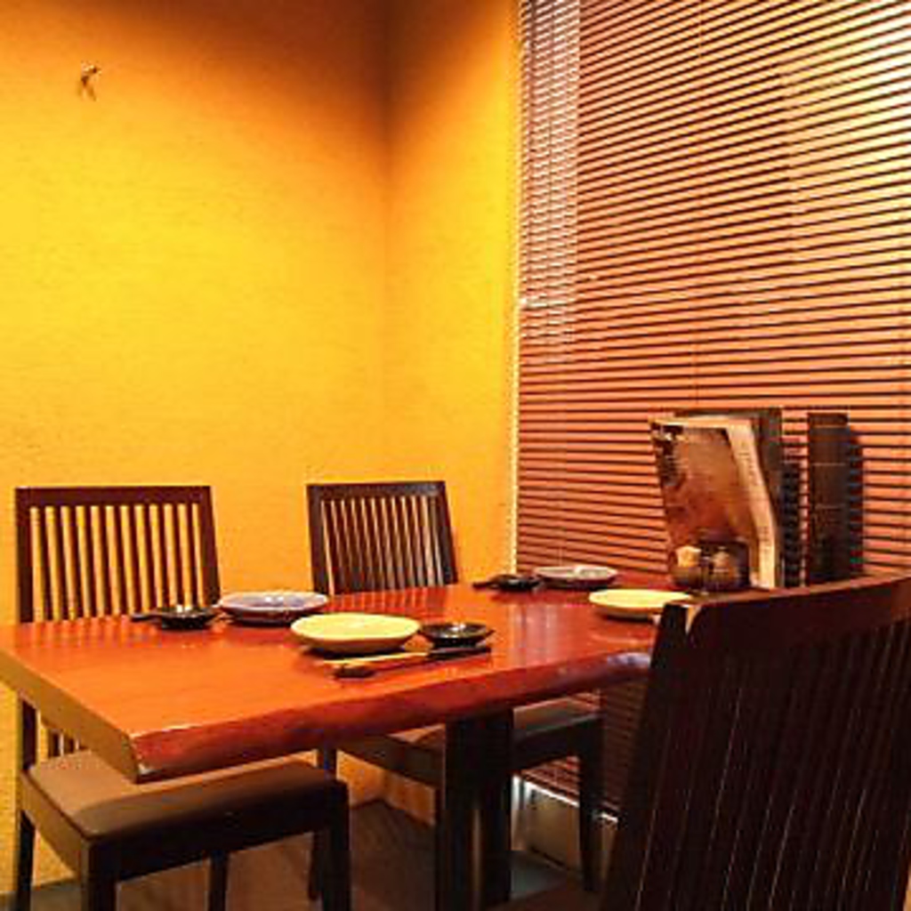 入口脇のVIP個室は扉を閉めれば完全個室！少人数での集まりの時に是非どうぞ♪