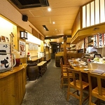 1階にはカウンター席を完備しております。お料理とお酒でちょい飲みや、しっぽり楽しむのも大歓迎。