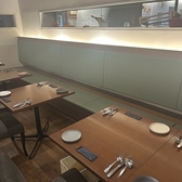 長いベンチシートでゆったりお食事時間を