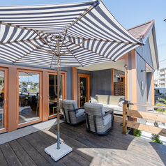 当店では、開放的なテラス席もご用意しております。明るい空の下で、美味しいお料理とお酒を堪能できる特別な時間をお過ごしいただけます。お気軽にご利用ください。