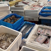 市場の活気あふれる風景には、新鮮な海産物が並ぶ姿が見られます。人々の賑やかな声が響き、活気ある雰囲気が漂うこの場所から新鮮な魚介を仕入れております◎