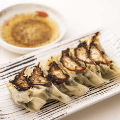 【女性人気！自慢の餃子】焼き餃子や海老しそ餃子などの写真