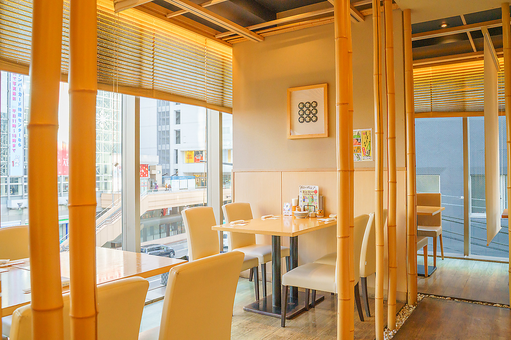 広々店内はホール全体80名迄OKです。仙台駅すぐでタバコOK