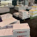 市場内では、色とりどりの海産物が所狭しと並び、様々な海の幸が集まっております。仕入れのために訪れた人々は、目の前に広がる豊かな食材を前に品質を見極め、新鮮な食材を手に入れています。市場の雰囲気は、食文化の重要な一端を感じさせます。