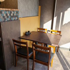 グループ利用に嬉しい4名様用のテーブルが1席ございます。ご家族やご友人とのお食事から、お仕事帰りに同僚とのお食事、会社の飲み会やご宴会等、様々なシーンにぜひご利用ください！