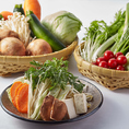 新鮮野菜は店舗で毎日仕込んでおります。15種類以上が陳列されております。お好きな野菜をお好きなだけお召し上がりください。