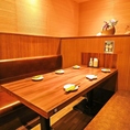 大人の雰囲気がコンセプトの半個室は、お勤め先での宴会や気の合う仲間との飲み会にもおすすめです。当日利用できるコースもご用意しておりますので是非ご活用ください。ご予約やお問い合わせはお気軽に店舗までご連絡ください。