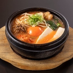 牛骨を長時間煮込んだ「弘特製チゲスープ」は、キムチ漬け汁を独自の配合で作ってます。寒い季節に◎