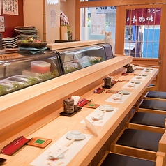 板前が目の前で江戸伝統の寿司を握ります。目の前で寿司を握ってもらえる特等席。