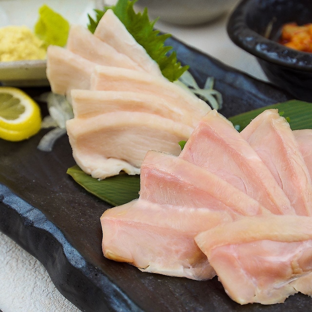 【熟成鶏の低温調理刺し】独自の製法で低温調理した鶏肉は、鶏刺しのようにそのまま召し上がれ！