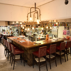 スタイリッシュなカウンター席は、大人の隠れ家のような雰囲気◎目の前で作られるカクテルや、料理の香りが五感を刺激します♪特別なデートや、しっとり飲みたい夜に最適な、洗練された上質空間です。