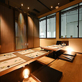 【9～16名様完全個室（掘りごたつ）】団体様も個室でご案内！上質な和モダンで温もりのある空間は、プライベートな飲み会から会社宴会まで幅広くお使いいただけます◆雰囲気抜群の空間で上質な時間をお過ごし下さい。【喫煙・禁煙席お選びいただけます。】