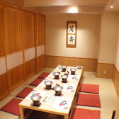 広々とした掘りごたつ席は、足を伸ばしてリラックスできるのが魅力♪大人数でのご宴会や団体様でのご利用も大歓迎です！一体感のある空間で、周りを気にせず楽しい時間をお過ごしいただけます◎貸切やレイアウトのご相談など、お気軽にスタッフまでお問い合わせください。活気ある店内で、素敵なおもてなしをいたします♪