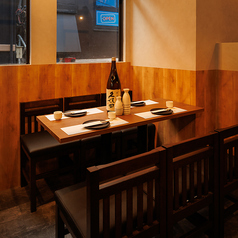 【1階】落ち着いた雰囲気の4名様向きテーブル席！女子会・合コン・会社帰りの飲み会にもピッタリです！日本酒やお酒をゆっくり楽しみたい夜にもオススメ！気取らず過ごせるちょうどいい空間です！