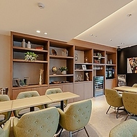 窓からの光が差し込み開放感