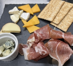 生ハムとチーズの盛り合わせ