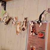 季節の装飾品や、お客様にいただいた絵画なども飾らせていただいてます。ネコ好きなオーナー選りすぐりの装飾品も見どころです◎