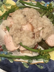 スモークした鶏胸肉の冷菜　胡椒のソース