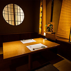 落ち着いた雰囲気の中、2人席で心地よい時間を過ごせます。カップル専用のシートは、デートや特別な日の利用にも最適。ゆったりとした空間で、会話を楽しむことができるのが魅力です☆