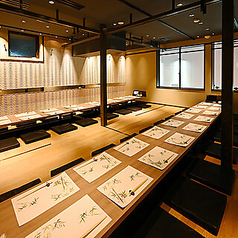 【40～54名様完全個室（掘りごたつ）】数々の飲食店を手がけたデザイナーの空間作りは別格◆オシャレ空間でのお食事はまた一味違った楽しさがあります。各種ご宴会コース、単品料理に飲み放題プラン、お席のみご予約もお待ちしております。【喫煙・禁煙席お選びいただけます。】