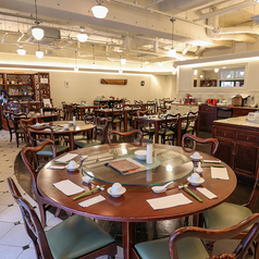 テーブル席は全48席ございます。人数に合わせたお席にご案内いたしますので、気軽にスタッフまでお声かけください。友人とのお食事や女子会、接待など、様々なシーンでご利用いただけます。