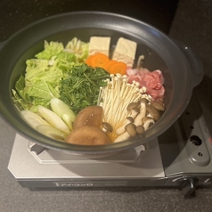 【冬は温かい鍋！】新鮮な野菜と肉、きのこを秘伝の出汁で。素材の旨味が凝縮した至福のひとときの写真