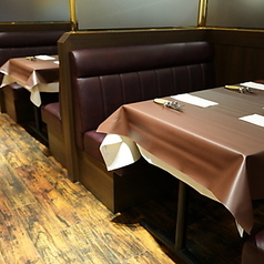 シックでリッチな雰囲気のテーブル席では普段のお食事はもちろん、会食や接待にもご利用いただけます。落ち着いた大人の空間がただよう中、お食事やワインをお楽しみください。