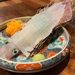 九州各地の新鮮なイカを注文が入った後に生簀から水揚げ。後造りは天ぷら、塩焼きで。