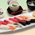当店は、ランチタイムも元気に営業しております！一押しは、鮮度抜群のネタが自慢のランチコース「寿し三昧」♪夜の人気メニューをお得に楽しめる内容となっており、午後への活力がチャージできることでしょう◎落ち着いた店内で、いつもより少し贅沢なランチタイムを過ごしませんか？お昼からのプチ宴会も大歓迎です♪