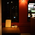 窓から美しい夜景の見えるテーブル席は、デートや大切な記念日、特別な日の大切なお食事にぴったりな特等席です！落ち着いた照明が演出する大人の雰囲気の中、当店自慢の絶品島中華料理を心ゆくまでご堪能いただけます。いつもとは一味違う、贅沢でロマンチックなディナータイムをぜひこちらでお楽しみください。