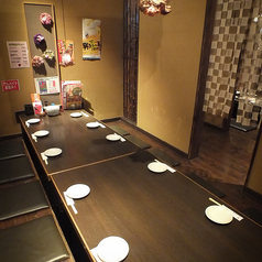 お子様連れ歓迎◎ご家族でのお食事にもぴったりな、広々としたお座敷席をご用意しております♪総席数200席の店内には多種多様のお席があり、仲間同士の飲み会や友人との集まりなど、様々なシーンに最適です!ゆったりとお寛ぎいただける空間で、北海道の味を楽しめる絶品グルメを皆様でシェアしてお楽しみください♪