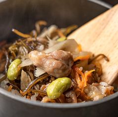 お出汁の効いたはかた地どりと牛蒡の釜飯