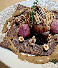 カフェタイム開始！スイーツやドリンクを堪能。金・土はおつまみガレットでお酒も楽しめるディナー営業。の写真