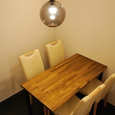 ゆったり落ち着ける壁際のお席です。【コンセント・漫画完備】※カフェスペースは2階にございます。階段のみのご案内となりますので、ご来店の際はお足元にお気をつけてお越しください。 