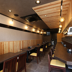 人数に合わせてフレキシブルなテーブル席をご用意しております。デートや女子会、しっぽり飲みたいとき、サク飲みまでご利用の用途に合わせた、最適なお席へご案内いたします。